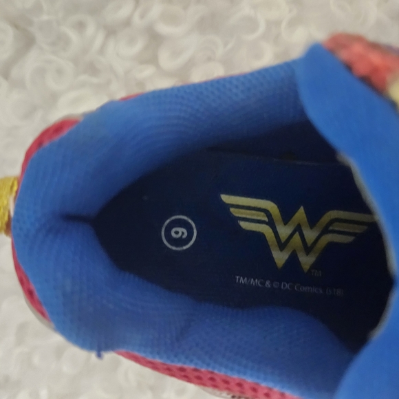 BNWOT Sz US 9 Wonderwoman Kids Toddler  Red Blue Light Up Sneakers Shoes Velcro - Picture 2 of 11